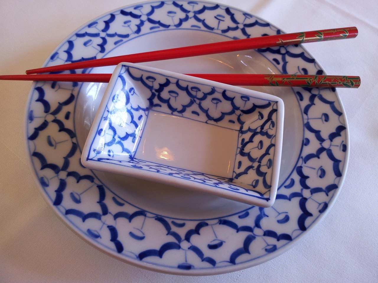 餐具应用热水烫洗，杀菌更安全